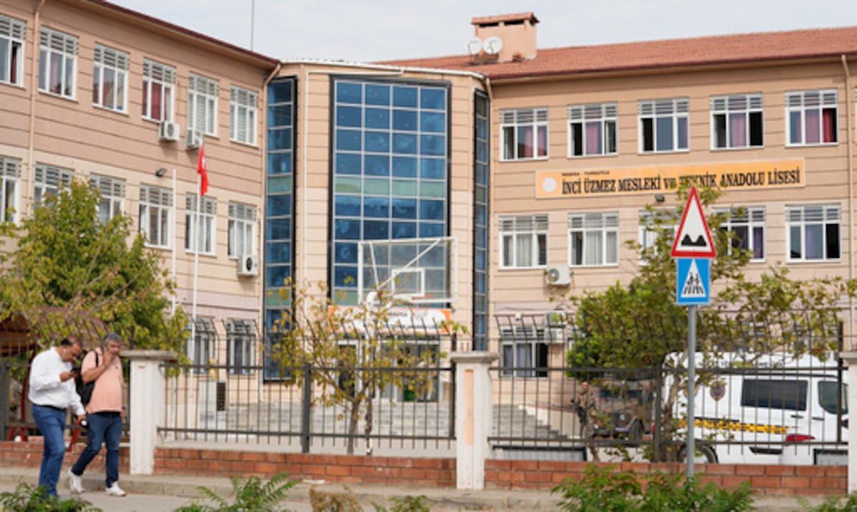 Reportan al menos 11 heridos luego que un tirador abriera fuego cerca de una escuela secundaria en Turquía