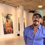 Angel Borroto Díaz construye una utopía antillana entre naves espaciales, paisajes y lienzos