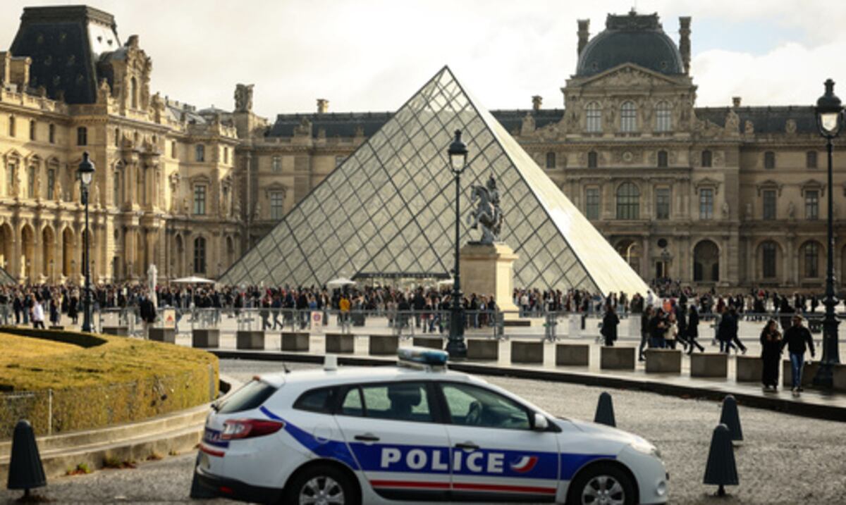 Detienen a cuatro personas más con relación al robo de joyas del Museo del Louvre