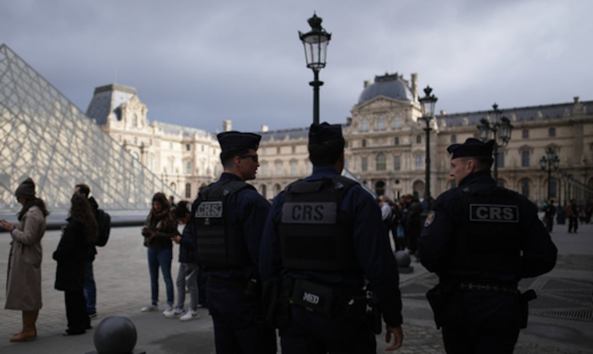 Policía de París reconoce grandes fallas en la seguridad del Louvre tras el robo millonario de joyas