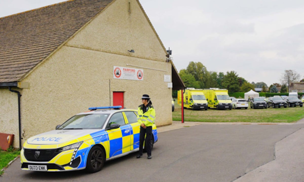 Policía británica detiene a cinco hombres cerca de una base aérea en Inglaterra utilizada por Estados Unidos