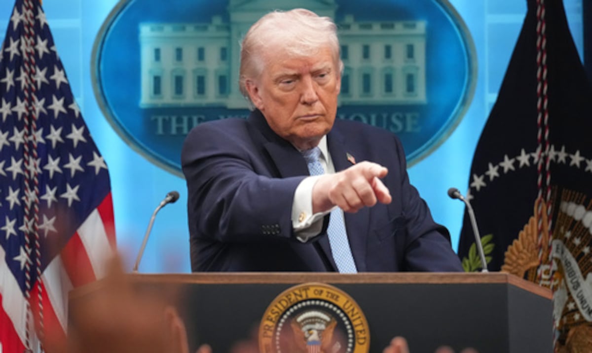 Donald Trump insinúa que sustituirá la sala de prensa de la Casa Blanca por una piscina