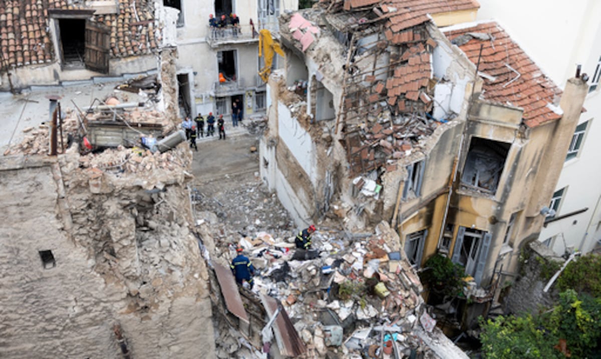 Tragedia en Grecia: recuperan seis cadáveres de un edificio derrumbado por explosión cerca de la Acrópolis