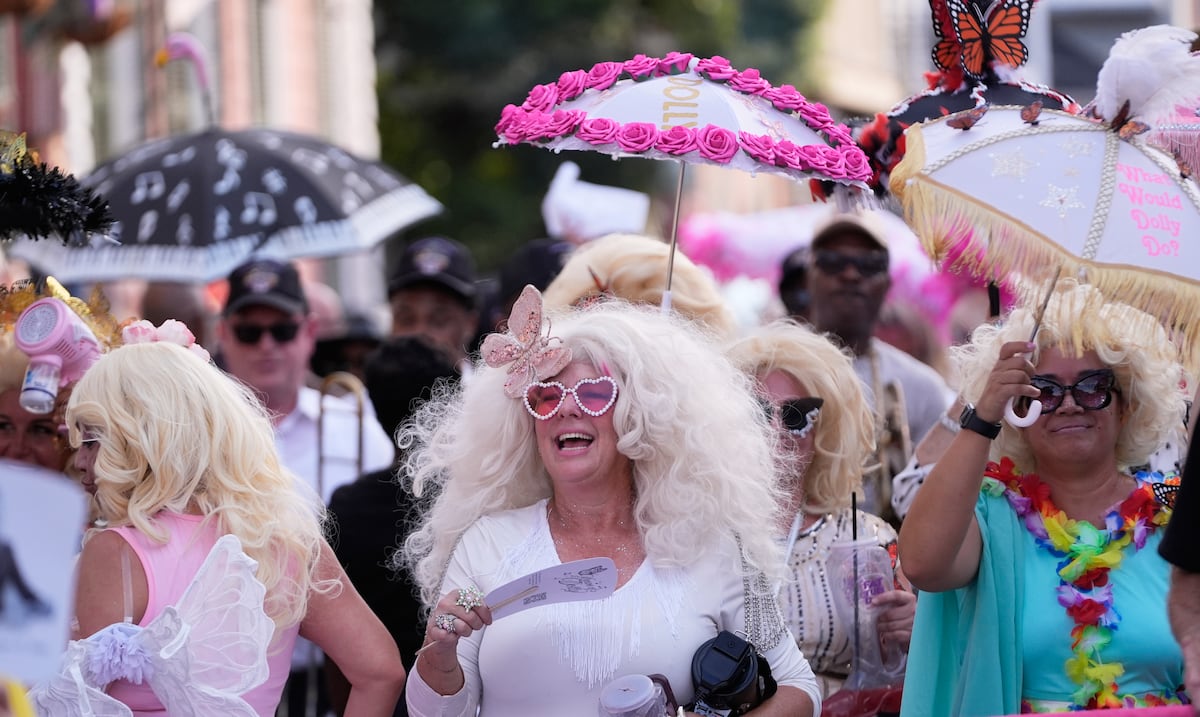 Pelucas, botas y mucho rosa: celebración en grande el Día de Dolly Parton