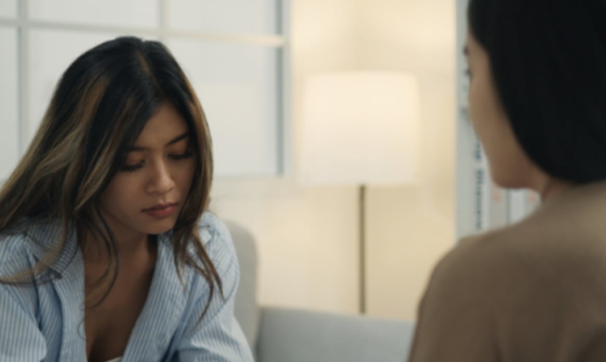 Qué significa desviar la mirada al hablar, según la psicología