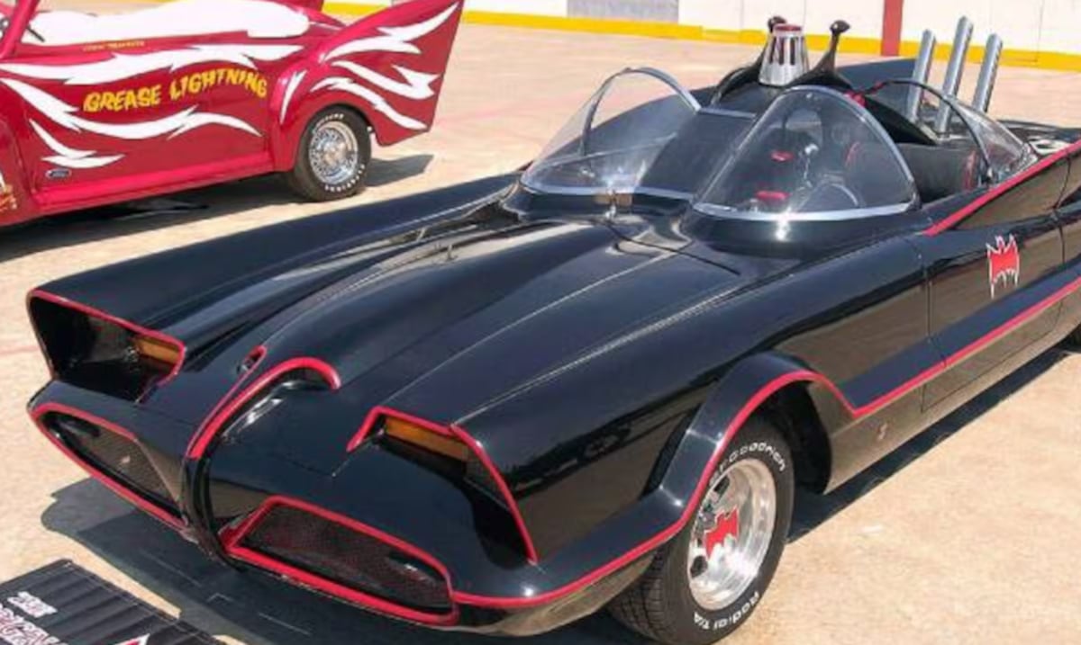 Costó millones y fue vendido por un $1: la historia del icónico Batimóvil de los años 60