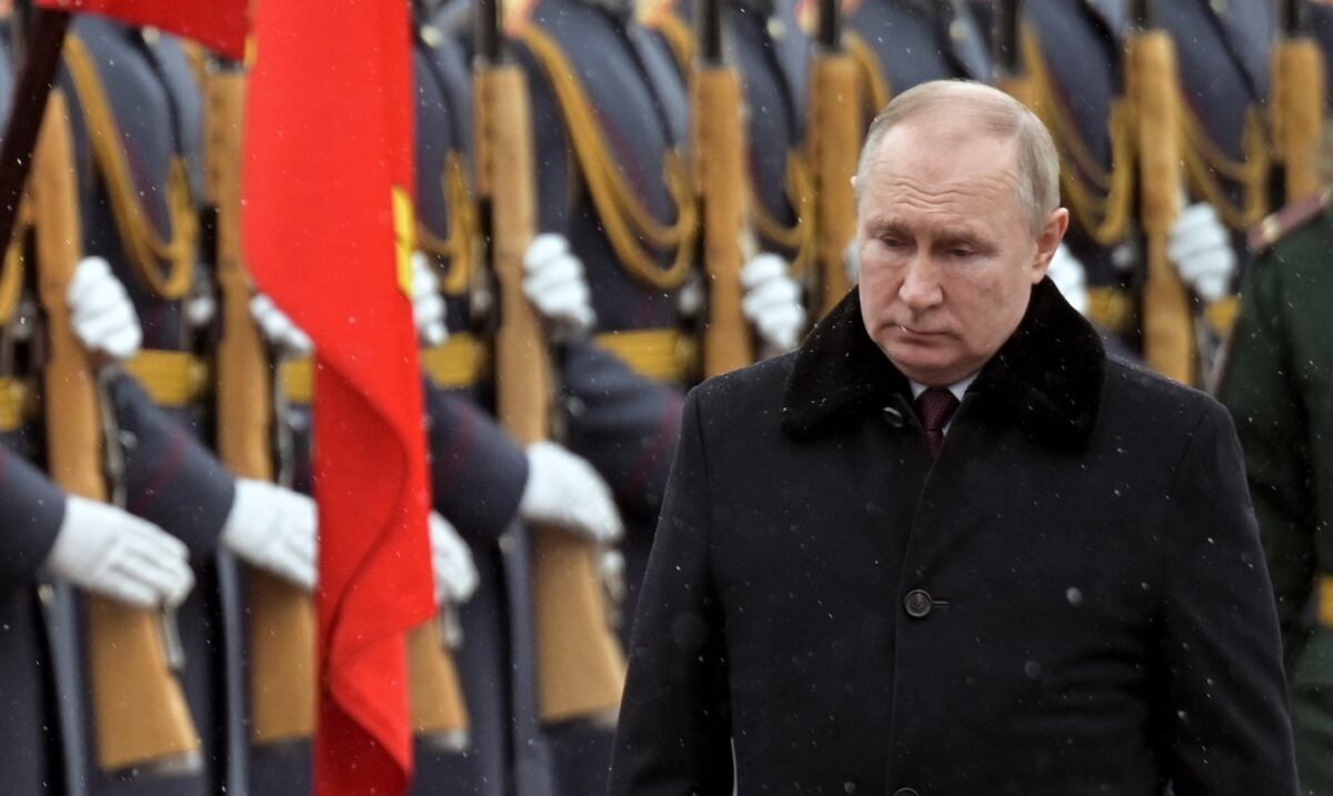 Rusia retira personal de sus puestos diplomáticos en Ucrania