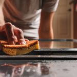 El truco sencillo para sacar la grasa pegada en el fondo del horno