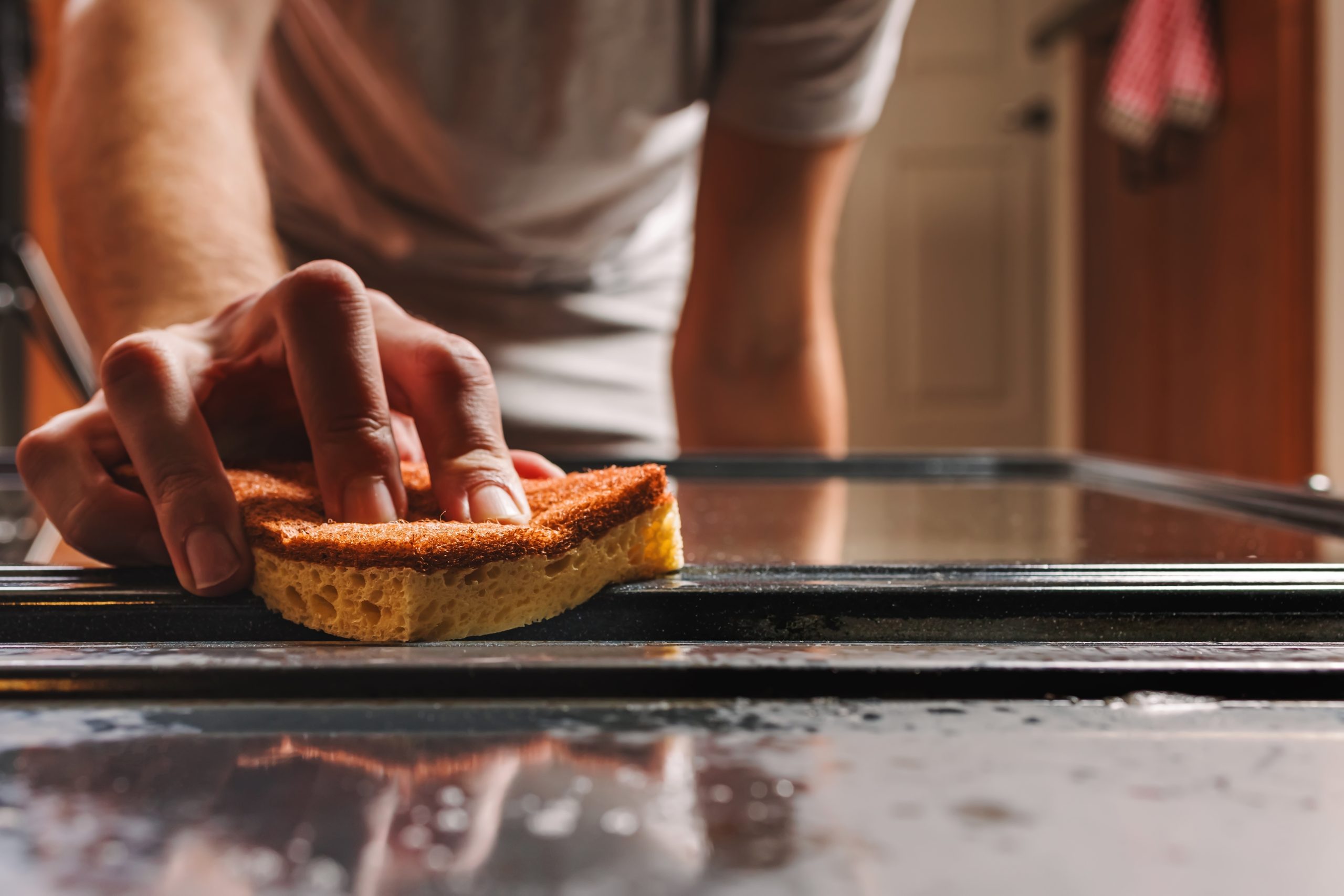 El truco sencillo para sacar la grasa pegada en el fondo del horno