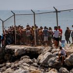 Una avalancha de migrantes llegan a nado desde Marruecos y colapsan los controles en España