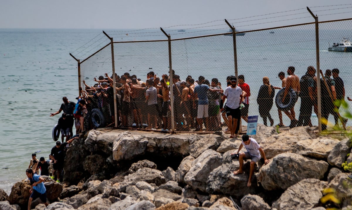 Una avalancha de migrantes llegan a nado desde Marruecos y colapsan los controles en España