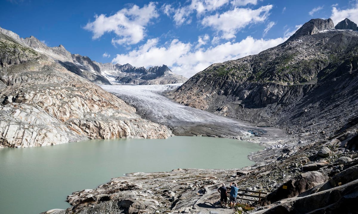 Un grupo de estudiantes cubrió un glaciar de los Alpes con lana de oveja durante tres meses y el resultado los sorprendió