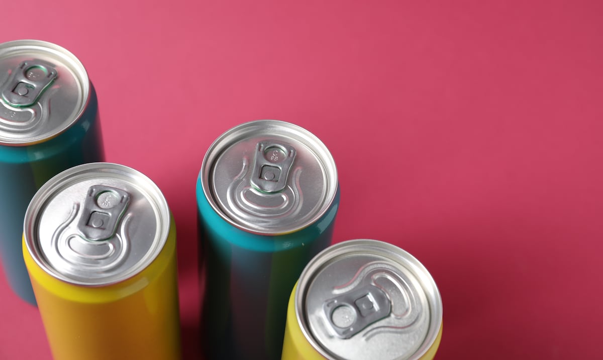 Advierten sobre riesgos de los “energy drinks” en los niños y adolescentes: “Puede provocar una sobrecarga”