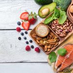¿Cuáles alimentos comer para regular los niveles de azúcar en la sangre?