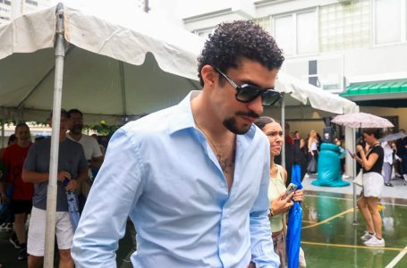Bad Bunny llega a escuela de Condado para votar