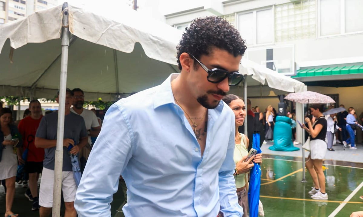 Bad Bunny llega a escuela de Condado para votar