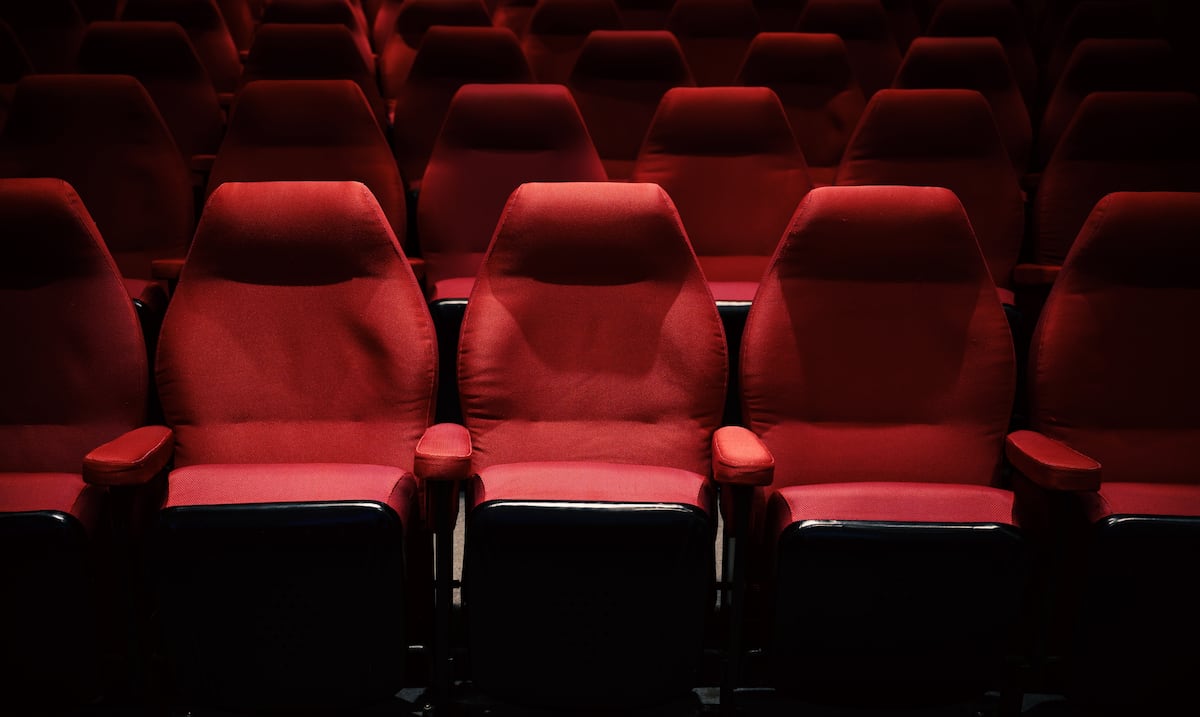 ¿Eres de los que vas solo al cine? Lo que dice la psicología de estas personas