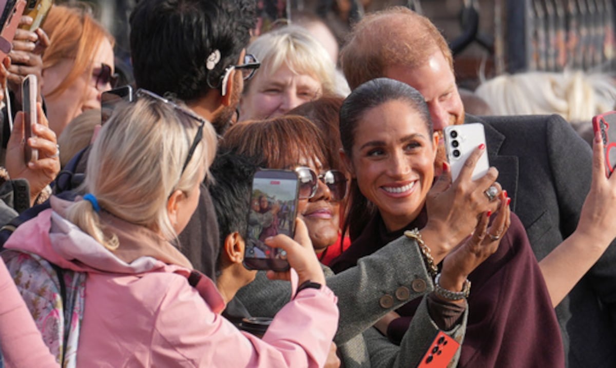 El príncipe Harry y Meghan fueron recibidos con emoción en sus primeras apariciones en Reino Unido