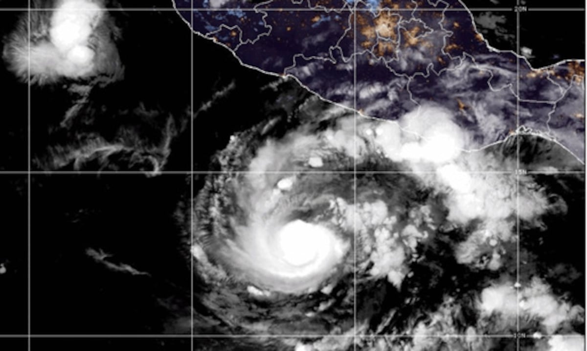 Huracán Trudy se intensifica hasta llegar a categoría 3 en la costa del Pacífico de México