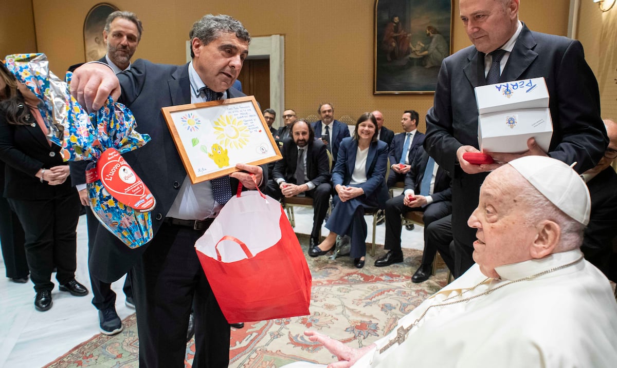 “Gracias por su servicio”: el papa Francisco recibe en el Vaticano al personal que lo trató en el hospital