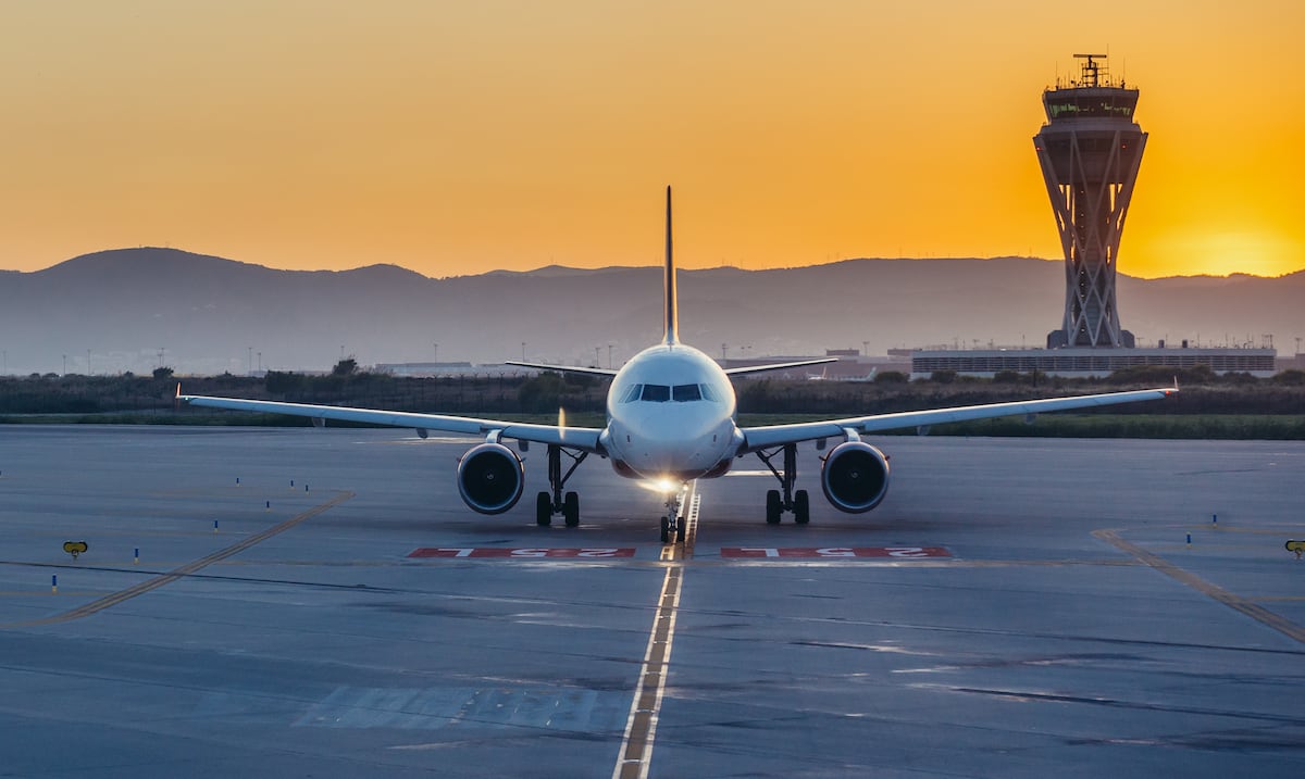 Susto en pleno vuelo: motor de avión se incendia tras chocar con aves en España