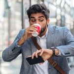 ¿Llegas siempre tarde? La psicología explica la relación entre impuntualidad y ansiedad