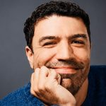 Maestro boricua regala cuentos en Nueva York para conquistar lectores