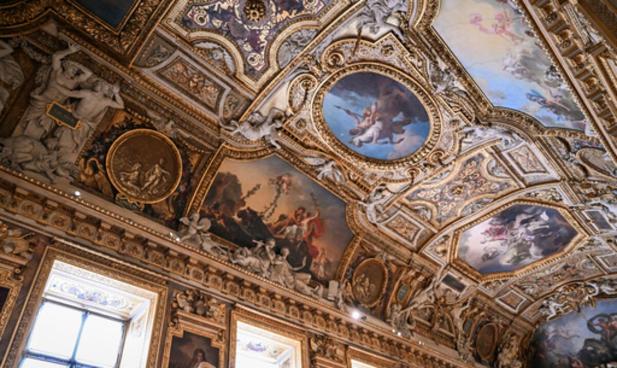 El museo del Louvre reabre la Galería de Apolo tras audaz robo, pero no hay joyas expuestas