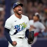 El dominicano Freddy Peralta pasa de héroe en Milwaukee a rival en la Serie Mundial
