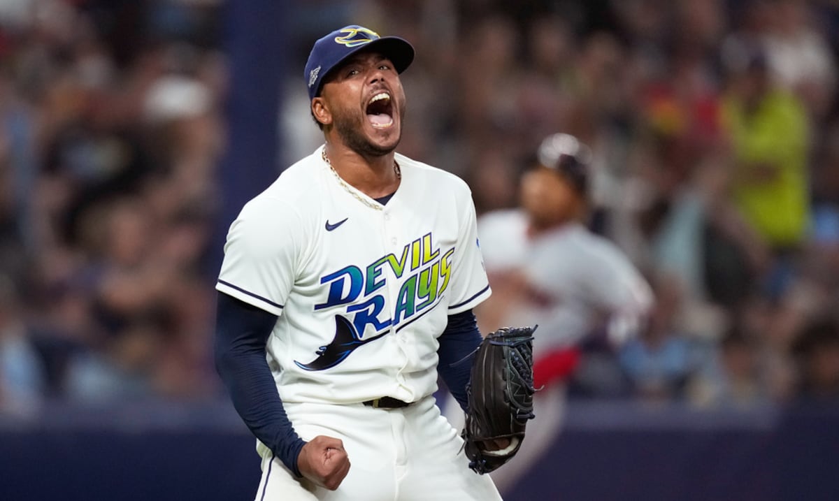 El dominicano Freddy Peralta pasa de héroe en Milwaukee a rival en la Serie Mundial