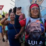 Cierran los últimos colegios electorales en Brasil y se reanuda el conteo de votos