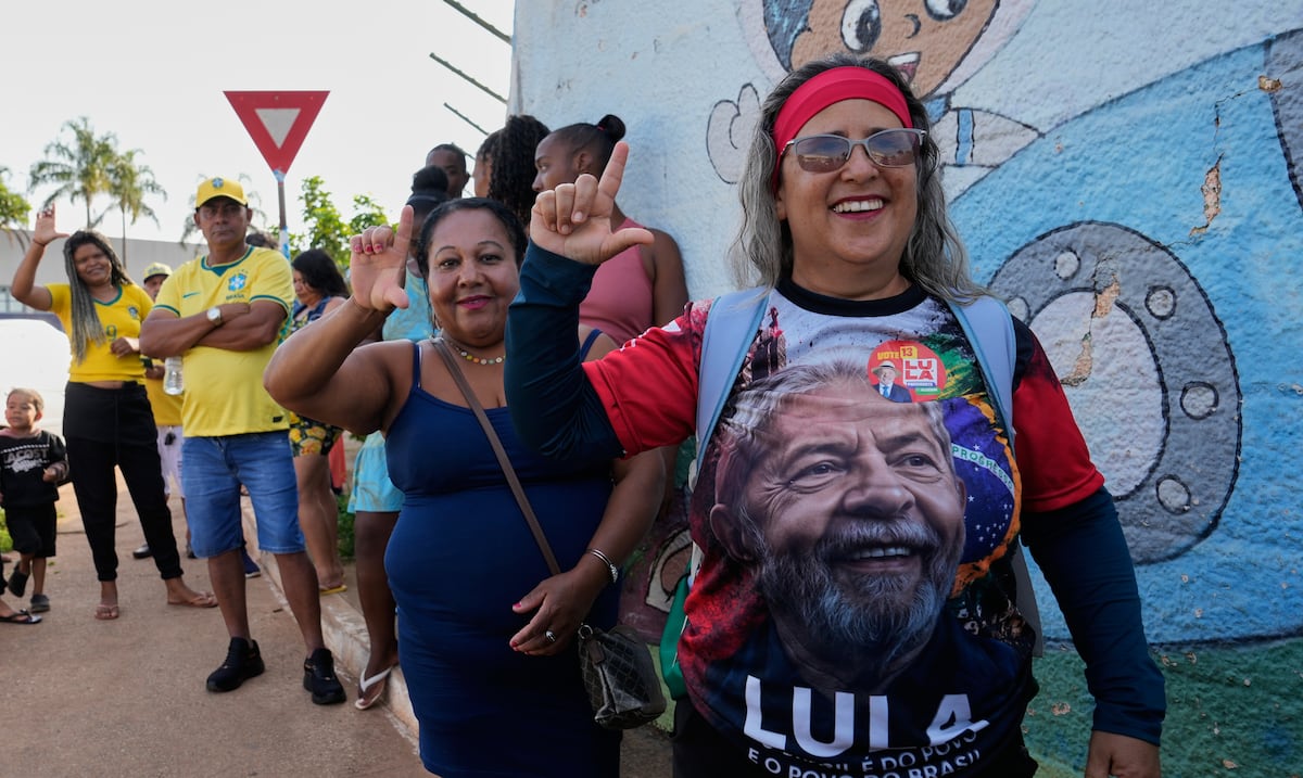 Cierran los últimos colegios electorales en Brasil y se reanuda el conteo de votos